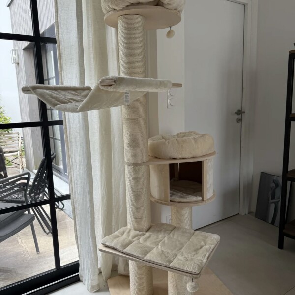 Une de mes clientes revend ce grand arbre à chat acheté sur le site Zooplus au prix de 170 €.